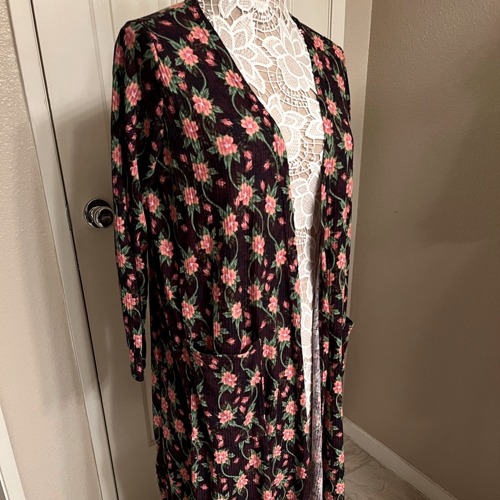 Medium Lularoe Sarah Duster sweater… pink flowers on purple background. Ribbed.